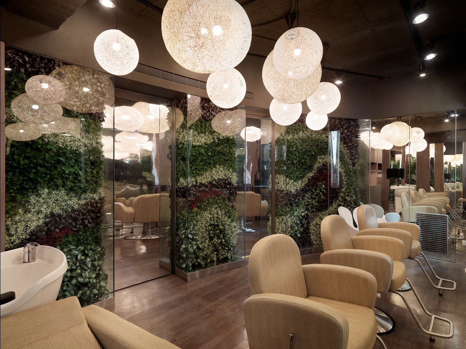 愛美是所有人的天性，「髮廊」，就像是一個魔法空間，