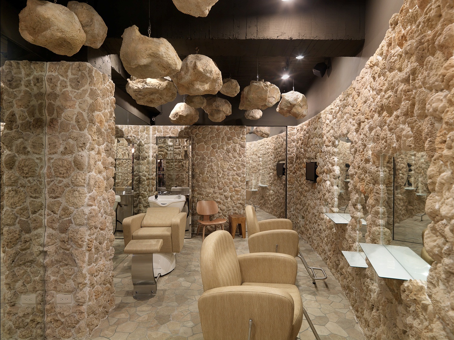 愛美是所有人的天性，「髮廊」，就像是一個魔法空間，