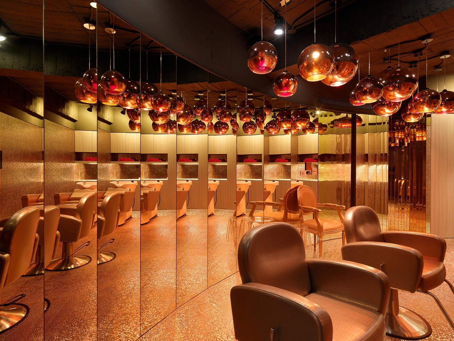 愛美是所有人的天性，「髮廊」，就像是一個魔法空間，