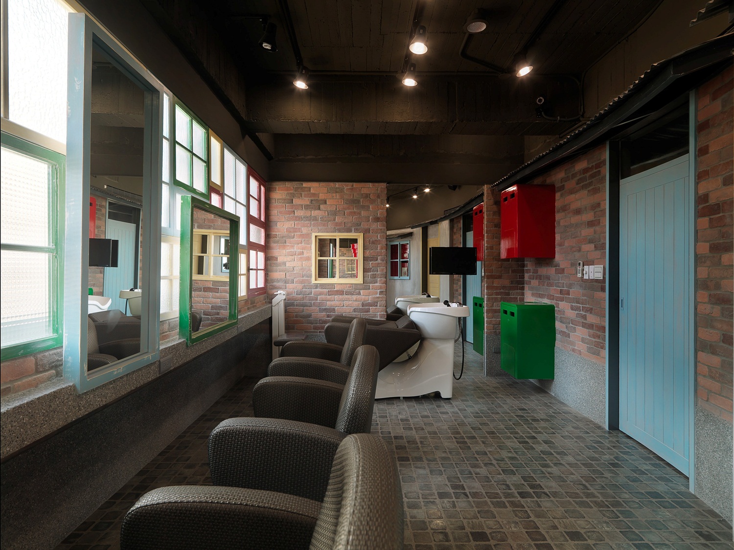 愛美是所有人的天性，「髮廊」，就像是一個魔法空間，