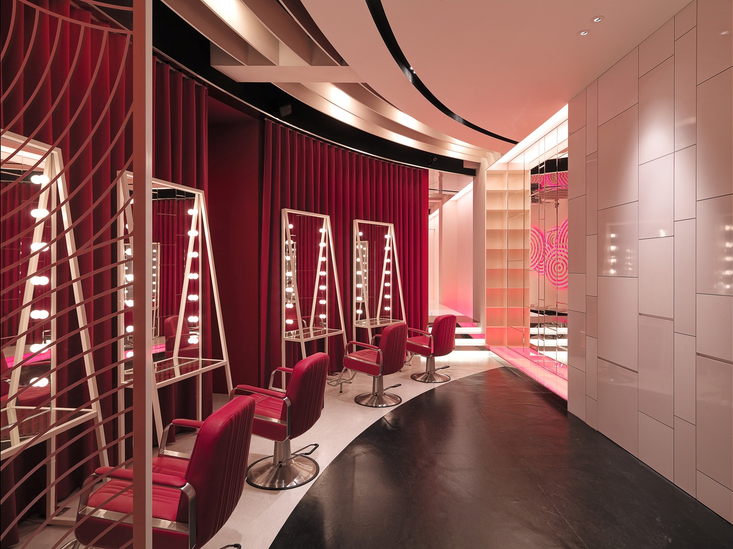 愛美是所有人的天性，「髮廊」，就像是一個魔法空間，