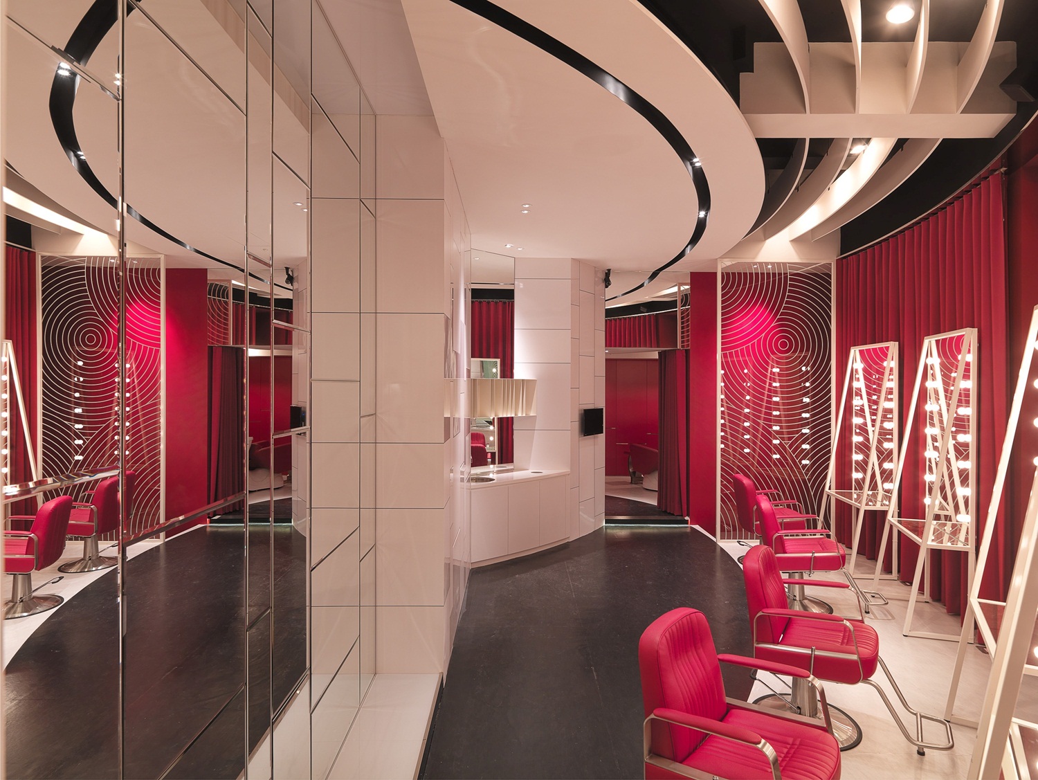 愛美是所有人的天性，「髮廊」，就像是一個魔法空間，