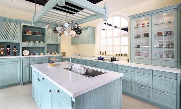 明快色彩、質樸木紋和原木材質舖陳出的優雅質感是法式