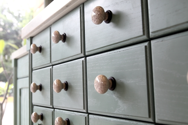 明快色彩、質樸木紋和原木材質舖陳出的優雅質感是法式