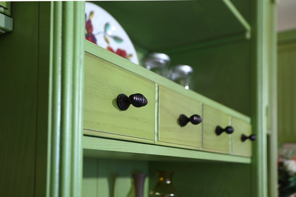 明快色彩、質樸木紋和原木材質舖陳出的優雅質感是法式