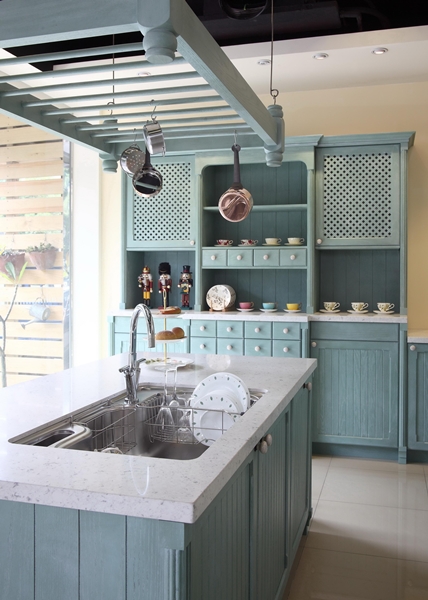 明快色彩、質樸木紋和原木材質舖陳出的優雅質感是法式