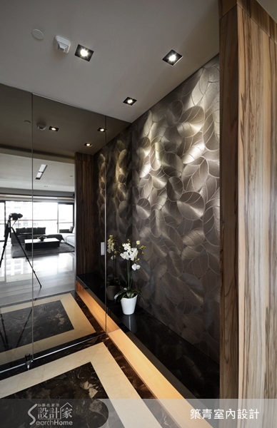 你可能會注意空間格局、收納設計、家具佈置，甚至地板