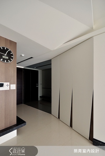 你可能會注意空間格局、收納設計、家具佈置，甚至地板