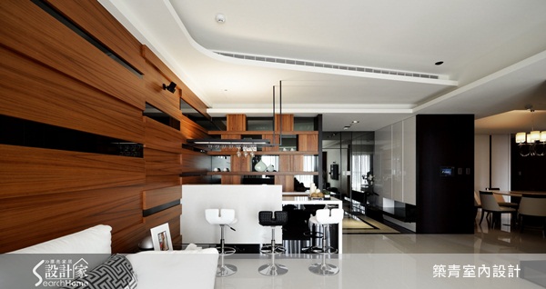 你可能會注意空間格局、收納設計、家具佈置，甚至地板