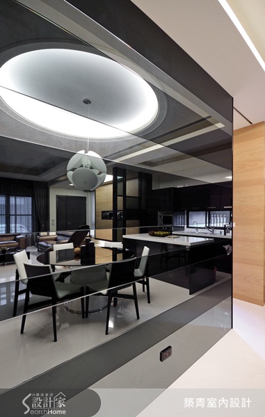 你可能會注意空間格局、收納設計、家具佈置，甚至地板