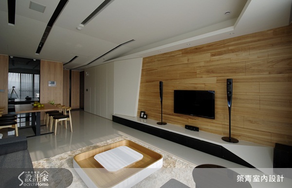 你可能會注意空間格局、收納設計、家具佈置，甚至地板