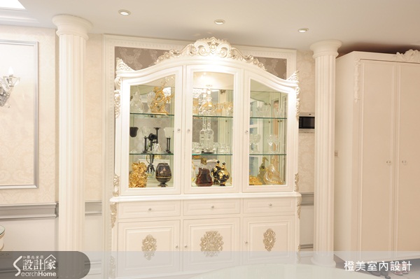 屋主對於古典風格的華麗與質感特別喜愛，買下新居之後