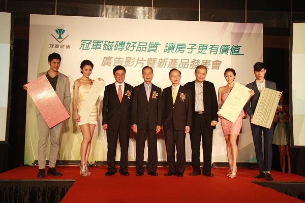 你是否有過這個經驗，回到家打開燈，發現──客廳地板