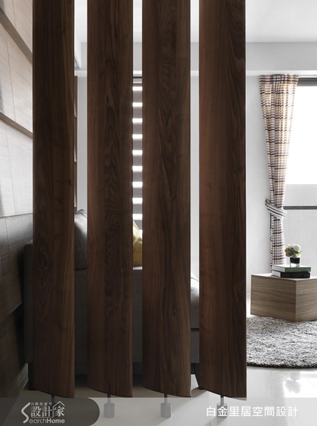 以衝突美感抓住視覺焦點的超現代不對稱電視櫃，把小木