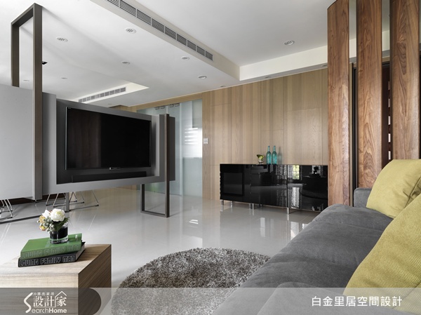 以衝突美感抓住視覺焦點的超現代不對稱電視櫃，把小木