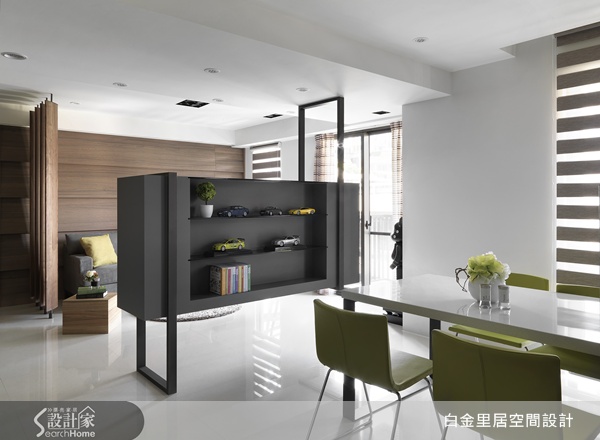 以衝突美感抓住視覺焦點的超現代不對稱電視櫃，把小木