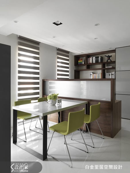 以衝突美感抓住視覺焦點的超現代不對稱電視櫃，把小木