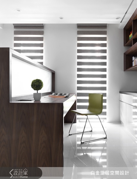 以衝突美感抓住視覺焦點的超現代不對稱電視櫃，把小木