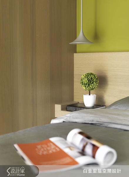 以衝突美感抓住視覺焦點的超現代不對稱電視櫃，把小木