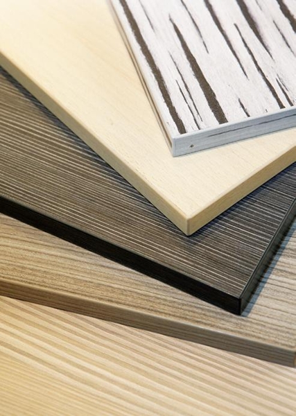 由於市售系統家具品牌琳瑯滿目,很多系統家具商本身也