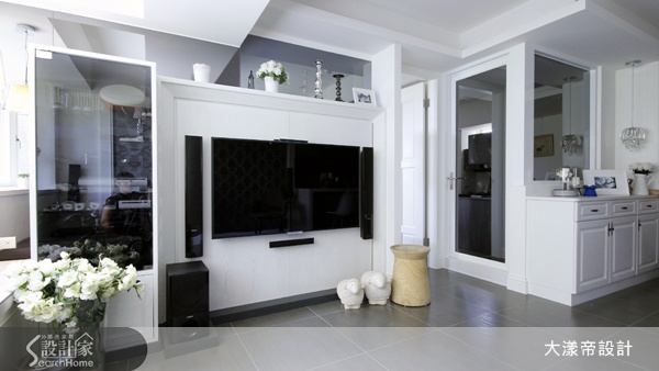 老屋大多有採光不佳的問題，本案在公共空間採開放式設