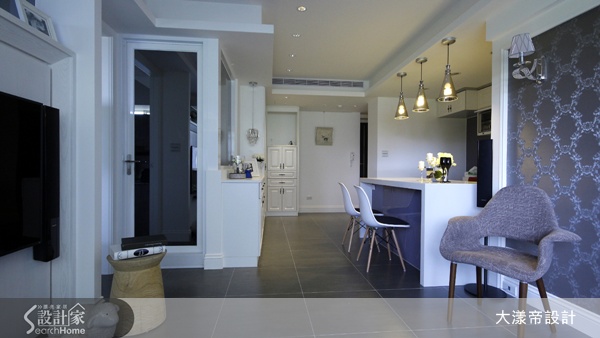 老屋大多有採光不佳的問題，本案在公共空間採開放式設