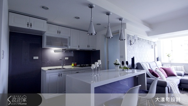 老屋大多有採光不佳的問題，本案在公共空間採開放式設