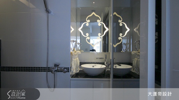 老屋大多有採光不佳的問題，本案在公共空間採開放式設