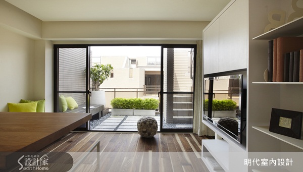 這是一間擁有五層樓的獨棟新成屋。一樓本身就有挑高，