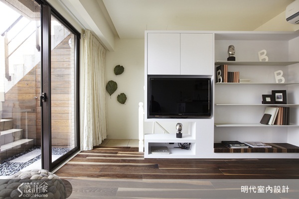 這是一間擁有五層樓的獨棟新成屋。一樓本身就有挑高，