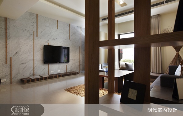 這是一間擁有五層樓的獨棟新成屋。一樓本身就有挑高，