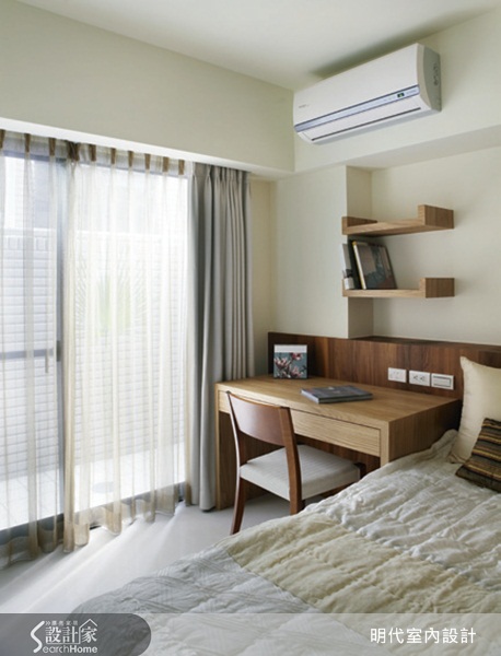 這是一間擁有五層樓的獨棟新成屋。一樓本身就有挑高，