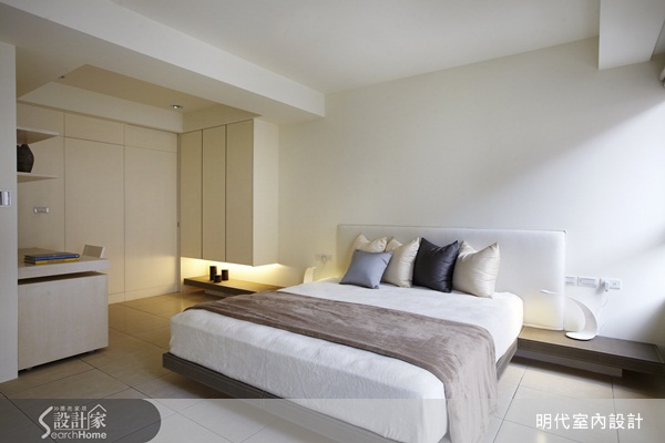 這是一間擁有五層樓的獨棟新成屋。一樓本身就有挑高，