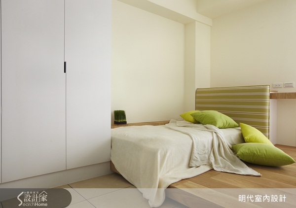 這是一間擁有五層樓的獨棟新成屋。一樓本身就有挑高，