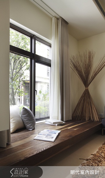 這是一間擁有五層樓的獨棟新成屋。一樓本身就有挑高，