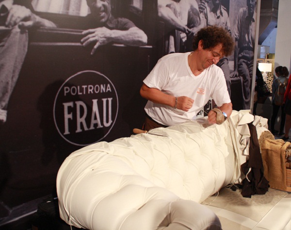 午夜的鐘聲響起，一輛古董標緻汽車的出現將主角蓋爾帶