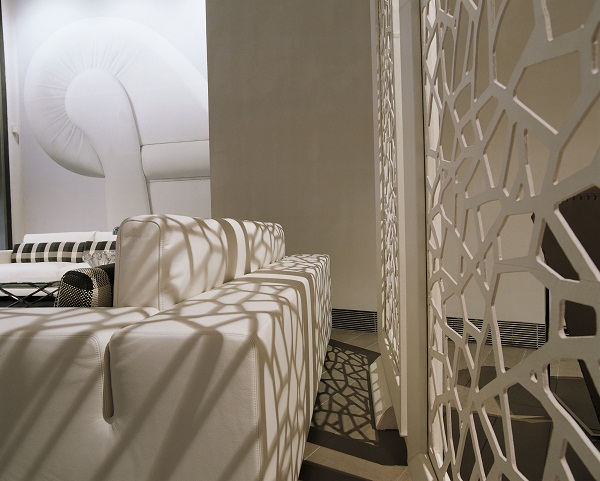 午夜的鐘聲響起，一輛古董標緻汽車的出現將主角蓋爾帶