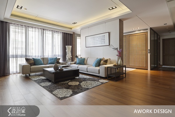 華燈初上,燈火尚未闌珊,結束一天工作,可能是主持了