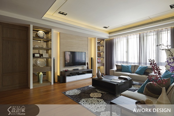 華燈初上,燈火尚未闌珊,結束一天工作,可能是主持了