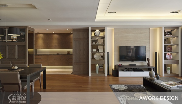 華燈初上,燈火尚未闌珊,結束一天工作,可能是主持了