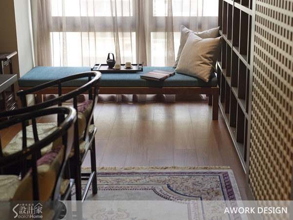 華燈初上,燈火尚未闌珊,結束一天工作,可能是主持了