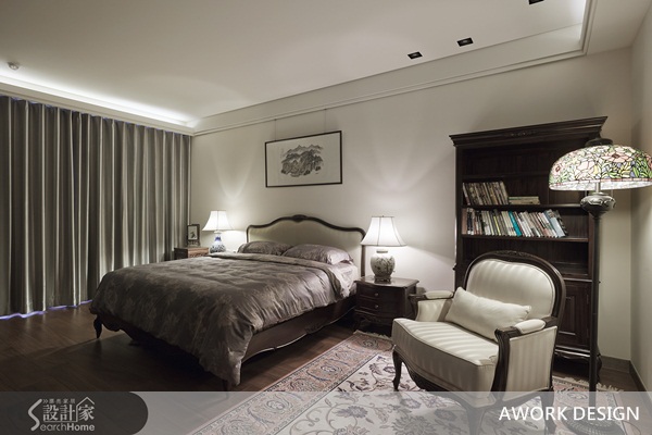 華燈初上,燈火尚未闌珊,結束一天工作,可能是主持了