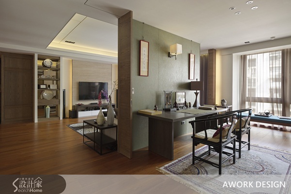 華燈初上,燈火尚未闌珊,結束一天工作,可能是主持了