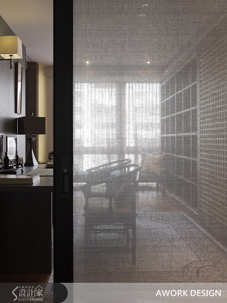 華燈初上,燈火尚未闌珊,結束一天工作,可能是主持了