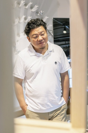 近幾年混搭風也是很流行的趨勢,各式材質藝品的混搭也