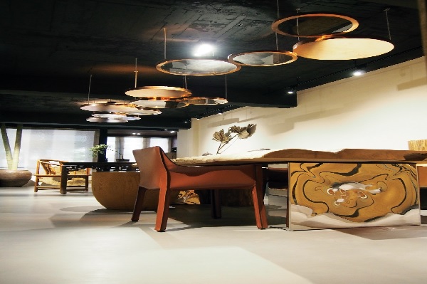 近幾年混搭風也是很流行的趨勢,各式材質藝品的混搭也