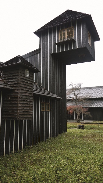 提到日本建築,一般人聯想到的大概是古寺廟建築,或日