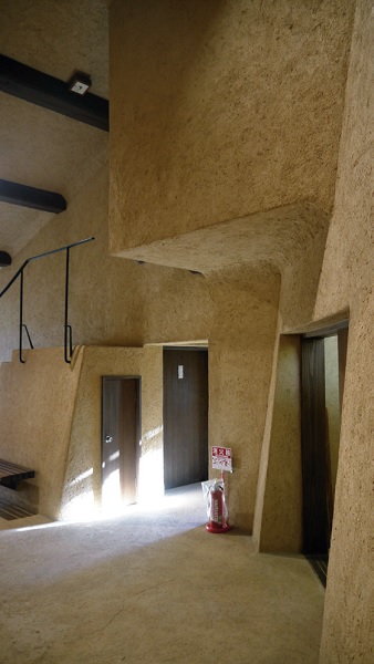 提到日本建築,一般人聯想到的大概是古寺廟建築,或日