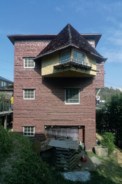 提到日本建築,一般人聯想到的大概是古寺廟建築,或日