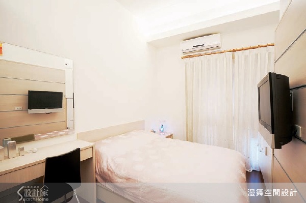 透過設計巧思，讓兩個小坪數空間合而為一，創造出造型
